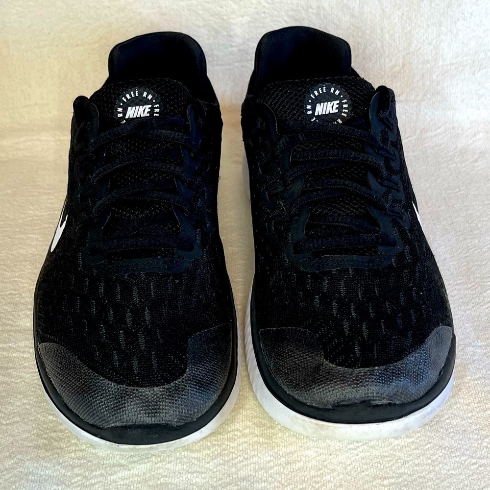 Black/white kids Nike free run youth five